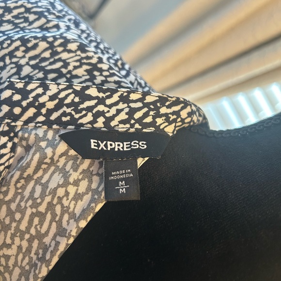 Express Women’s Black and White Patterned V-Neck Top Medium - Picture 3 of 4